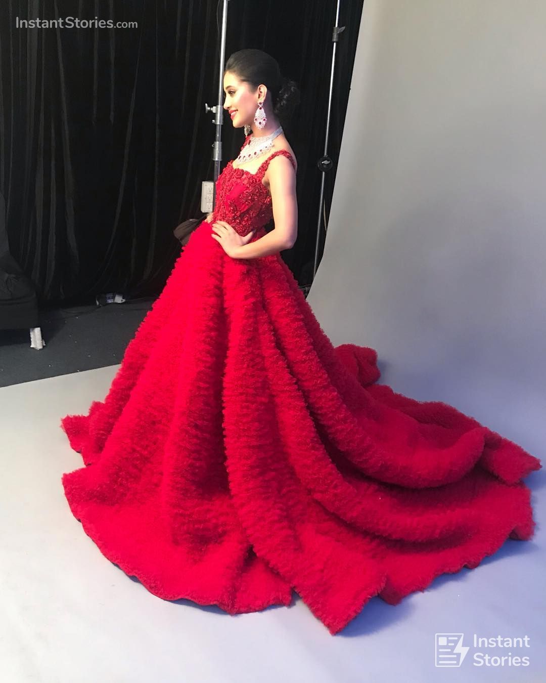 Yeh Rishta Kya Kehlata Hais Shivangi Joshi sizzles in gorgeous red gown   view pics
